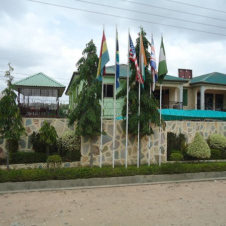 Dokua Royal Hotel Kwabenya Esterno foto