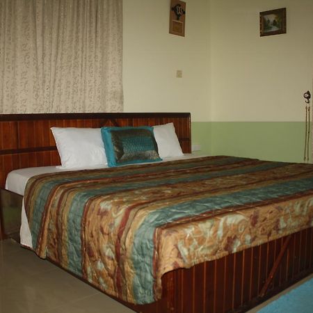 Dokua Royal Hotel Kwabenya Esterno foto
