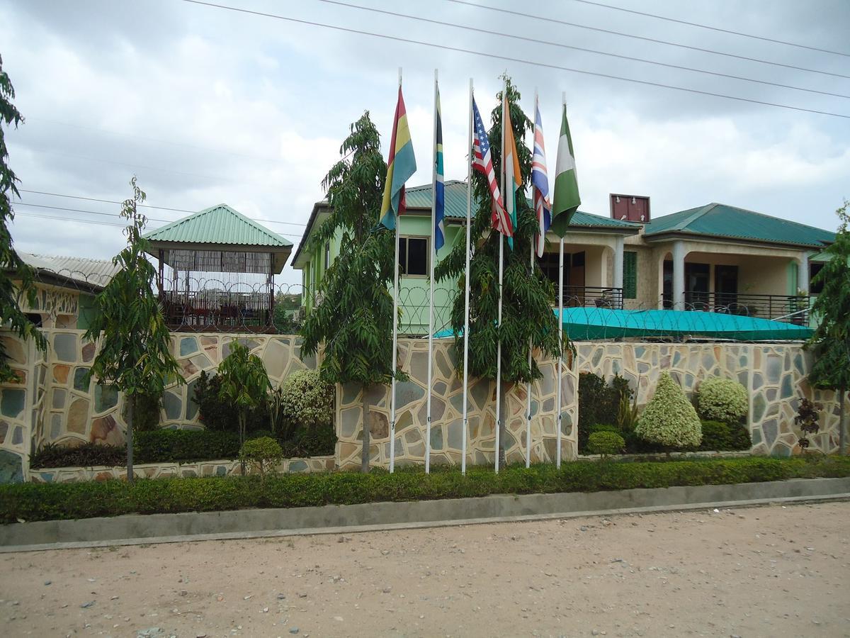 Dokua Royal Hotel Kwabenya Esterno foto