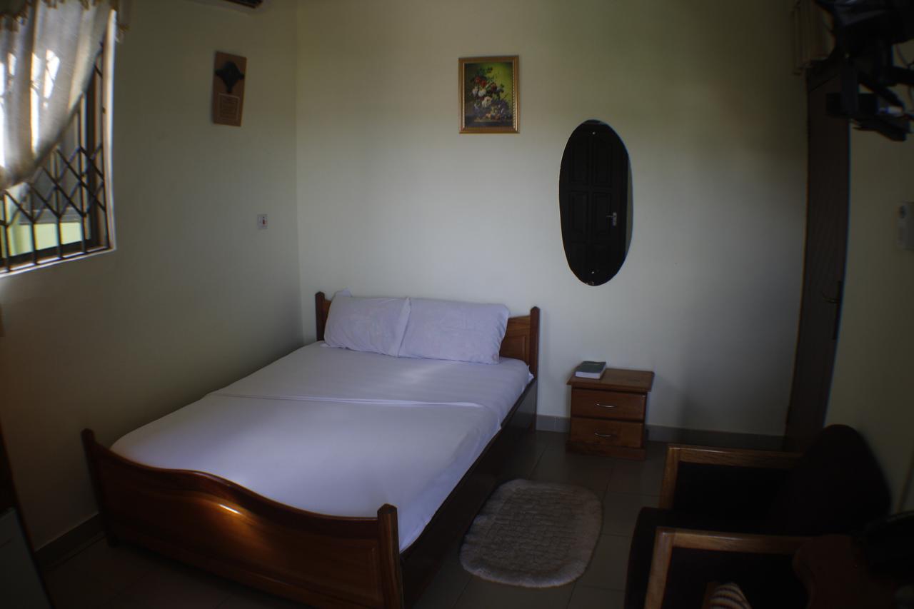 Dokua Royal Hotel Kwabenya Esterno foto