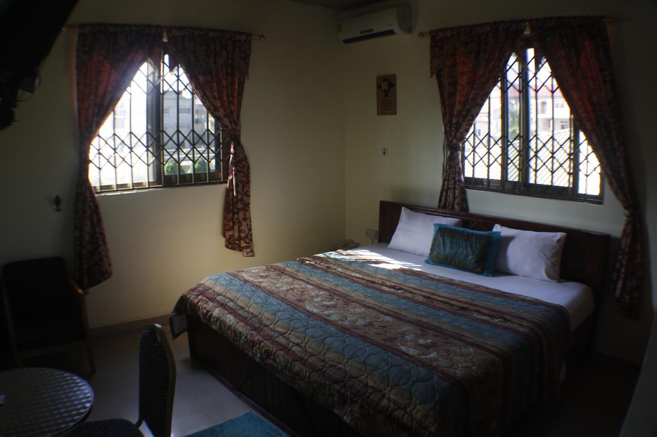 Dokua Royal Hotel Kwabenya Esterno foto