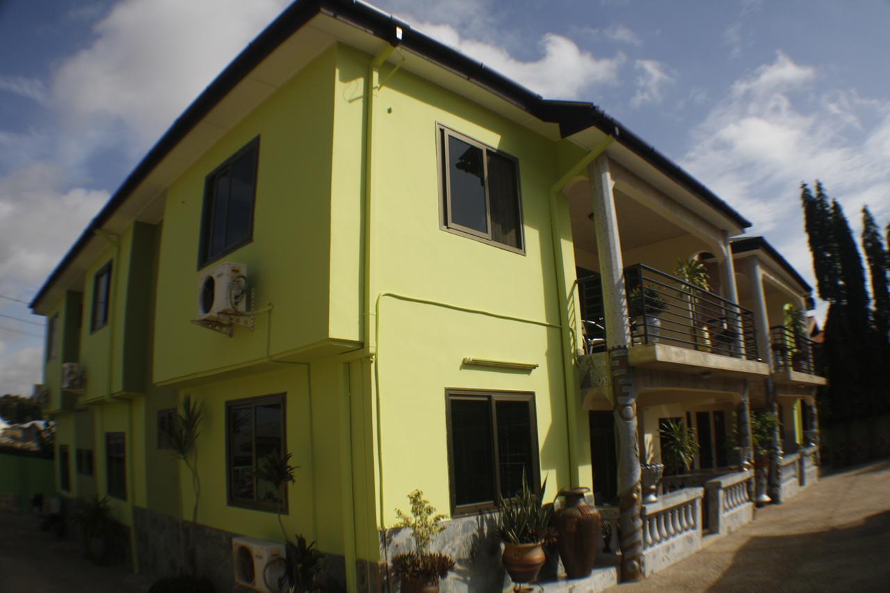 Dokua Royal Hotel Kwabenya Esterno foto