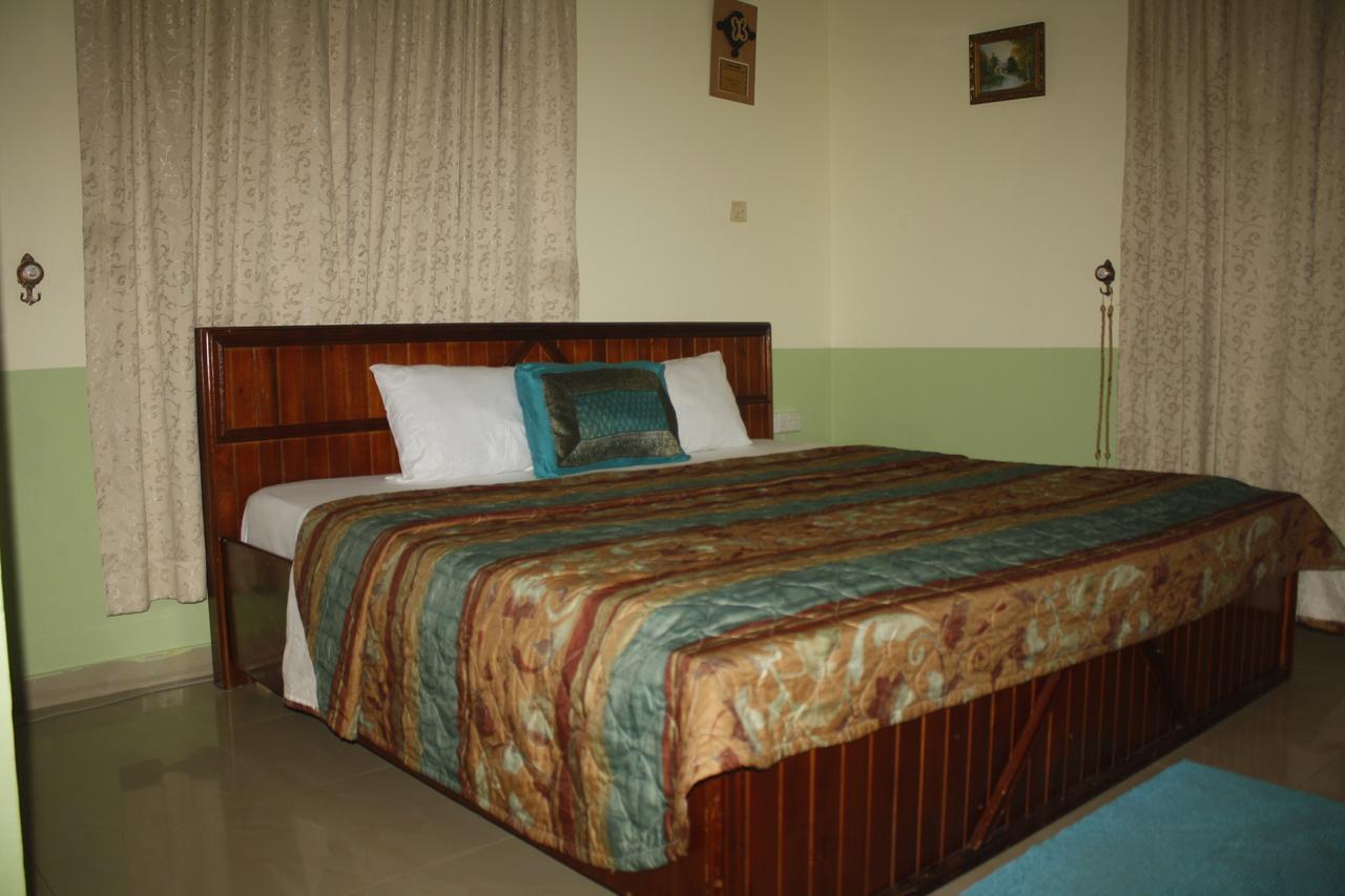 Dokua Royal Hotel Kwabenya Esterno foto