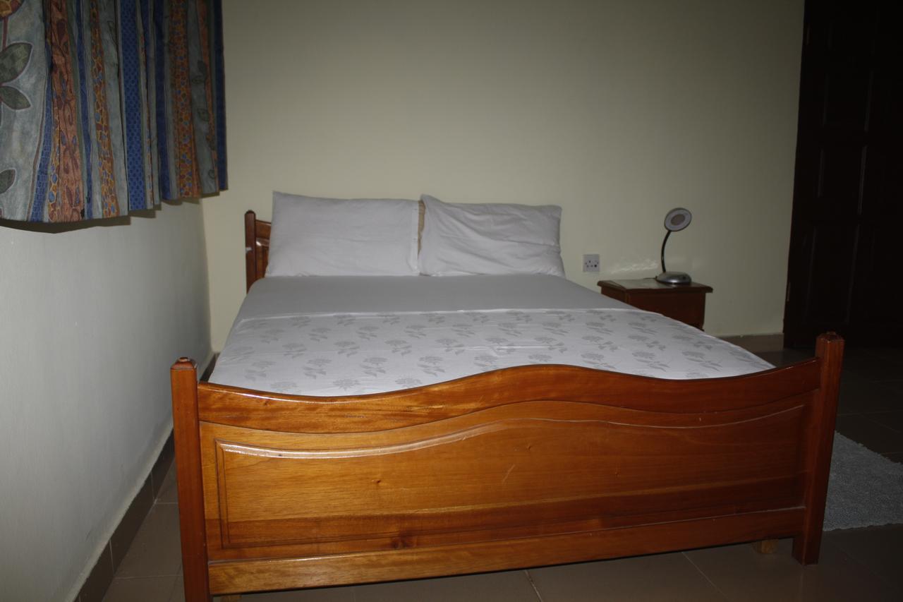 Dokua Royal Hotel Kwabenya Esterno foto