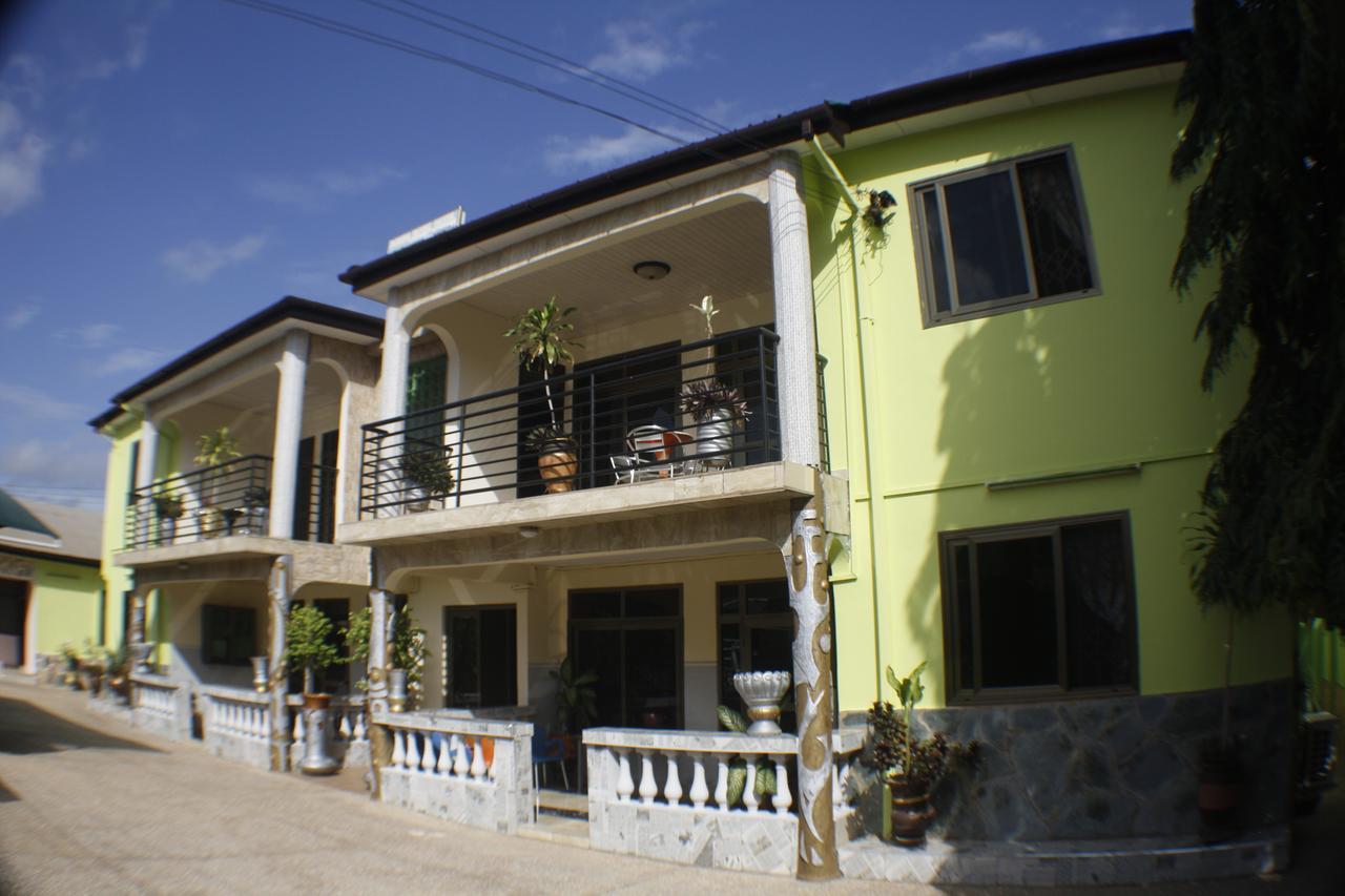 Dokua Royal Hotel Kwabenya Esterno foto