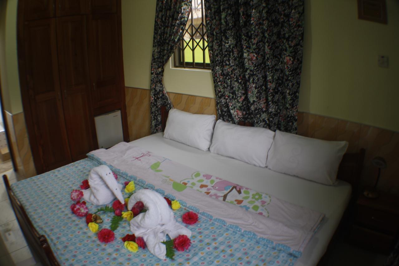 Dokua Royal Hotel Kwabenya Esterno foto