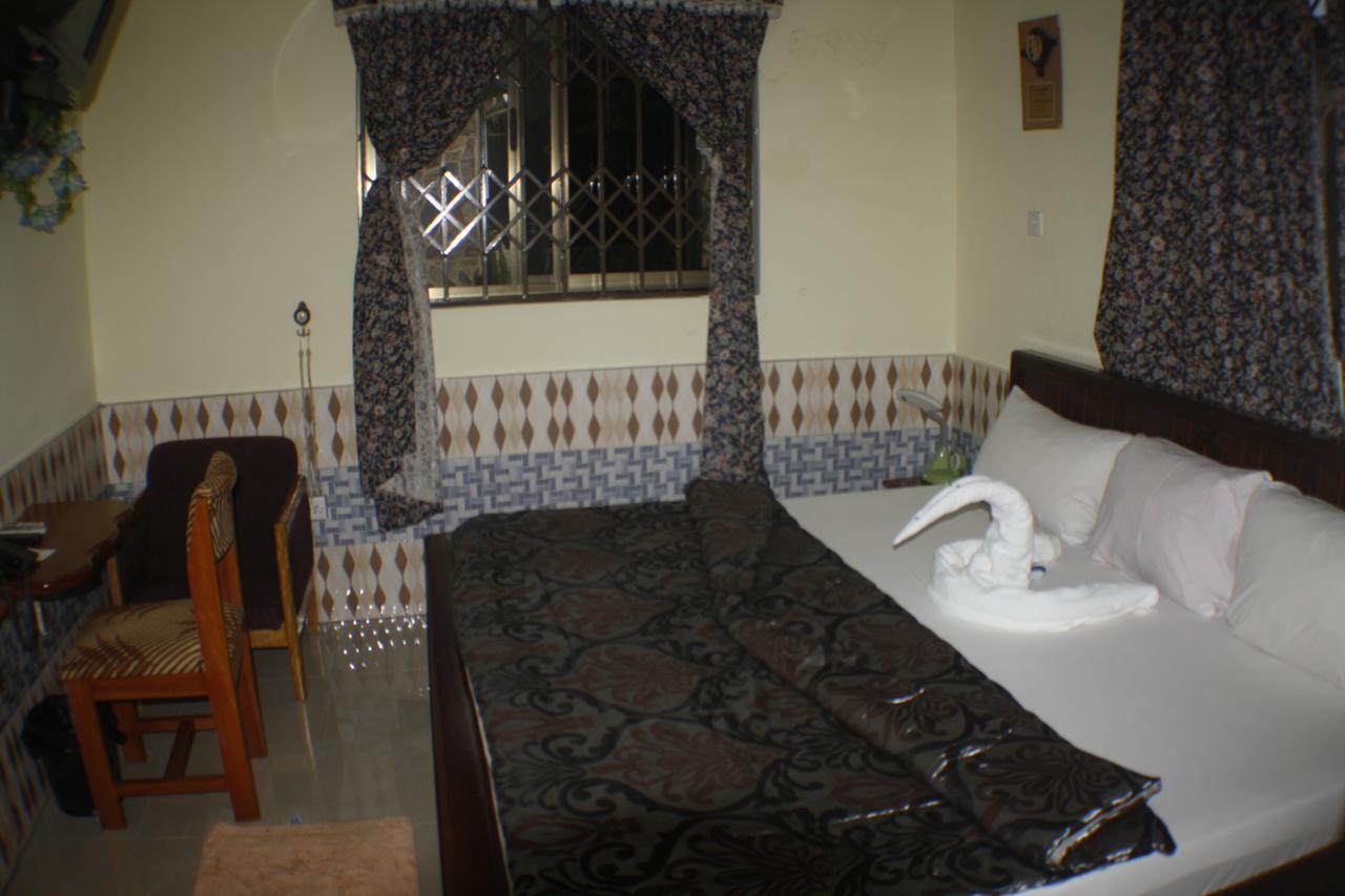 Dokua Royal Hotel Kwabenya Esterno foto