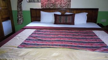 Dokua Royal Hotel Kwabenya Esterno foto