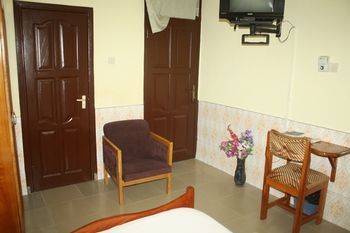 Dokua Royal Hotel Kwabenya Esterno foto